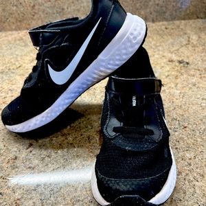 Nike girls black sneakers